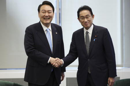 日韓首脳は16日、歴史問題を乗り越えるべく東京で会談する。（AP）