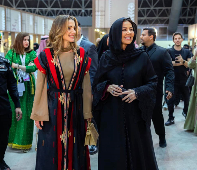 ヨルダンのラーニア・アル・アブドゥッラー王妃は、ジェッダを訪問中、ビザット・アルリーの第22回年次展示会のオープニングに出席し、イスラム芸術ビエンナーレを訪れた。（Instagram/@queenrania）