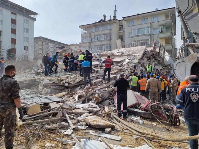 2023年2月27日、トルコ東部でマグニチュード5.6の地震が発生し、2人が死亡、数十人が怪我をした後、マラティヤのイェシルユルト地区で、倒壊した建物の瓦礫の中で捜索活動を行うレスキュー隊員たち。（AFP通信）