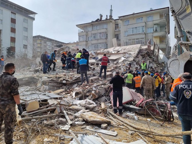 2023年2月27日、トルコ東部でマグニチュード5.6の地震が発生し、2人が死亡、数十人が怪我をした後、マラティヤのイェシルユルト地区で、倒壊した建物の瓦礫の中で捜索活動を行うレスキュー隊員たち。(AFP通信)