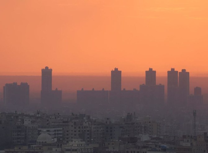 エジプト各地で霧が立ち込める寒さの中、日没時のカイロのスカイラインの全景。(ファイル/ロイター)