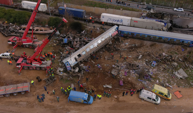 2023年3月1日、ギリシャのラリサ近郊のテンピ渓谷で起きた列車事故の残骸を調べる救急隊員(AFP)