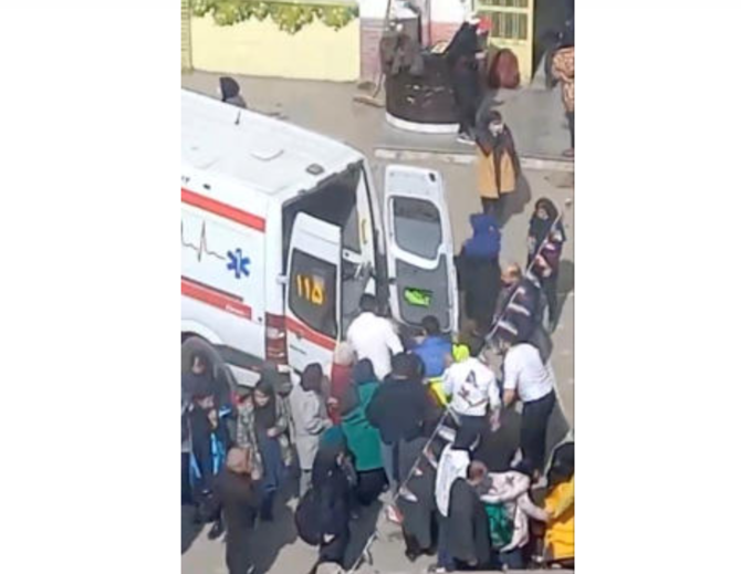 イランのアルダビールの女子校で中毒の通報があり、救急車に運ばれる患者。画像は、2023年3月1日に第三者が提供した日付不詳のビデオからのもの。（ロイター）