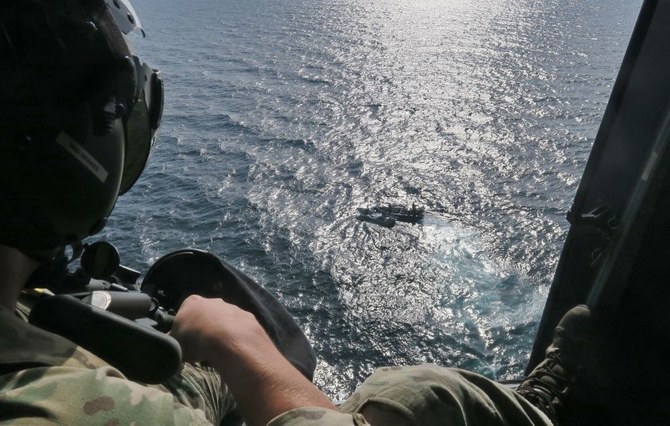 オマーン湾で、英国海軍のランカスターから出動した英国海兵隊のヘリコプター搭乗チームが、不審な船に接近している。（2023年2月23日撮影）（AFP）