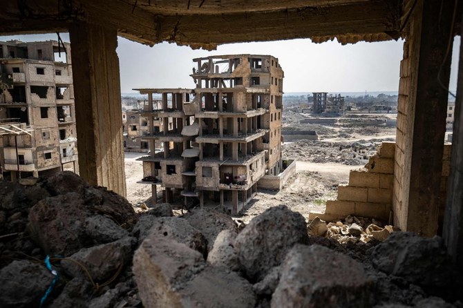 2023年3月1日撮影の戦争で損傷した建物。シリアの反政府勢力が支配する北部の都市ラッカで、すでに不安定な状態の住居が地震に耐えられないという恐怖を住民が抱く中、ここにシリア人避難民が収容されている。（AFP通信）
