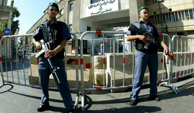 ベイルートで警備にあたるレバノンの警備員たち。（AFPファイル写真）