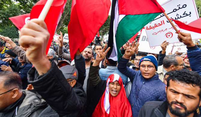 2022年12月10日、首都チュニスで、野党連合の「国民救済戦線」が呼びかけたカイス・サイード大統領に反対する集会に参加するチュニジアのデモ参加者。(AFP＝時事)