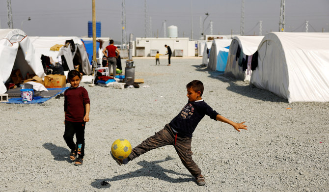 2023年3月2日にトルコのアンタキヤで破壊的な地震が発生した後、主にシリア人が生活するキャンプで、シリア出身家族のムハンマド・ハッジ・バクル君（9）がボールで遊んでいる。（ロイター）