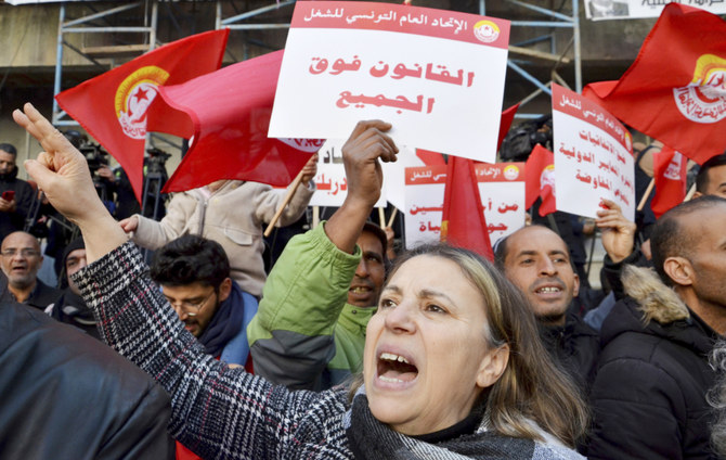 2023年3月4日（土）、チュニジアのチュニスで、カイス・サイード大統領の政策に対する抗議行動に参加するチュニジア労働総同盟（UGTT）の会員たち。（AP）