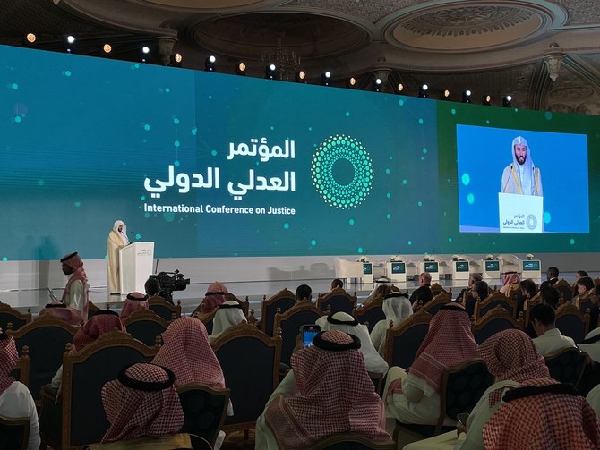  5日、リヤドのリッツカールトンで開催された「司法に関する国際会議」で講演するサウジアラビアのワリド・アル・サマーニ法務大臣 。（アブドルラハマン・アル・モファレフ）