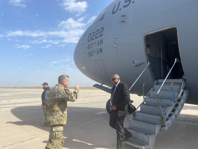 事前発表なしでバグダッドを訪れた際に、飛行機のわきでマシュー・マクファーレン少将の出迎えを受けるロイド・オースティン米国防長官（ロイター）