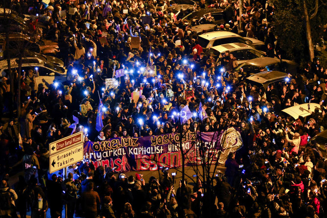 2023年3月8日、トルコのイスタンブールで国際女性デーに合わせてデモ参加者たちがタクシム広場に向かって行進をする。（ロイター）