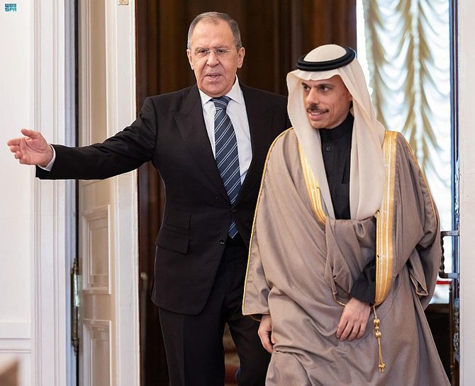 モスクワでロシアのセルゲイ・ラブロフ外相に歓迎されるサウジアラビアのファイサル・ビン・ファルハーン外相。（SPA）