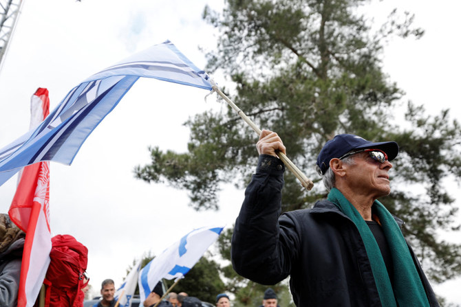 イスラエル国旗を手にする69歳の元戦闘機パイロット、イラン・マルガリート氏。エルサレムで行われたイスラエルの右派新政権による司法改革案に反対する予備兵のデモにて。（2023年2月9日）（ロイター）