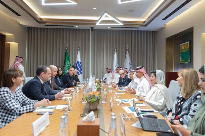 BIE調査団のメンバーらはサウジアラビアの閣僚と会談し、2030年リヤド万博の招致について協議した。(SPA)