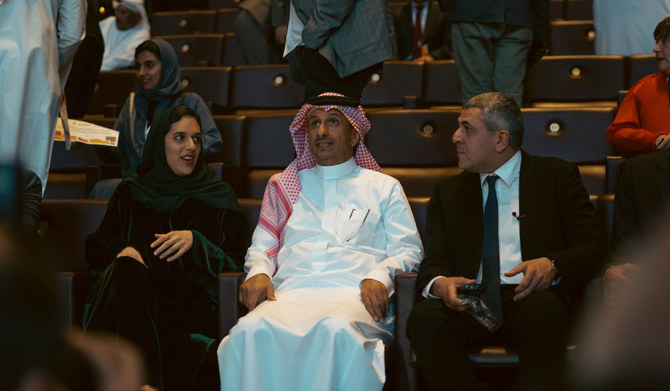 ハイファ・ビント・ムハンマド・アル・サウード王女、アフメド・アル・カティーブ氏、ズラブ・ポロリカシュヴィリ氏（アル・ウラーでのUNWTOによる「ベスト・ツーリズム・ビレッジ」の授賞式にて）（AN写真：アブドゥルラフマン・ビン・シャルーブ）