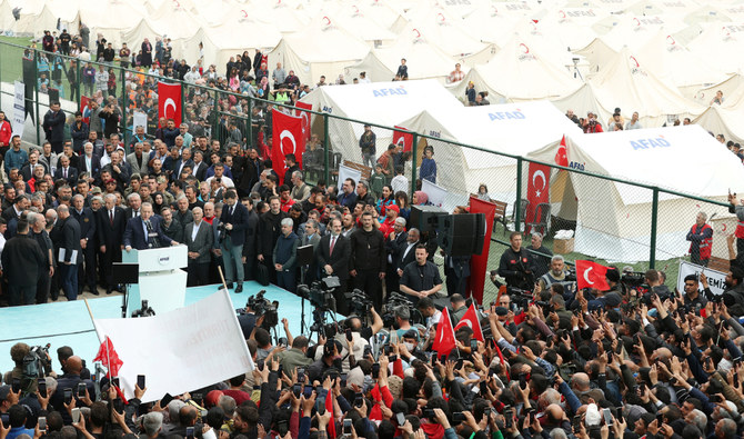 2023年3月12日、トルコのハタイ県キリハンで大地震の後、生存者と面会した後に話をするトルコのタイップ・エルドアン大統領。(ロイター)