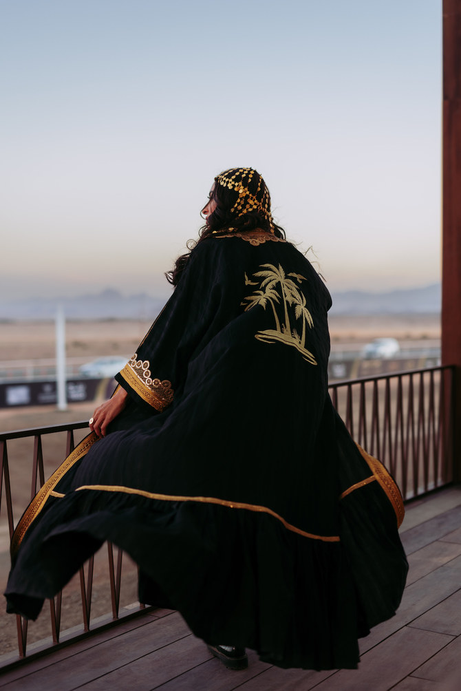 「アル・ウラー キャメルカップ」では、一流のラクダレースと砂漠に着想を得たファッションを目にすることができる。（提供写真）