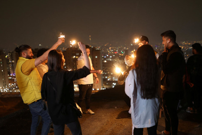 2023年3月14日、テヘランの公園で行われた水曜日の火祭り（ペルシア語でチャハールシャンベ・スーリー）で花火をしているイラン人。（ロイター）