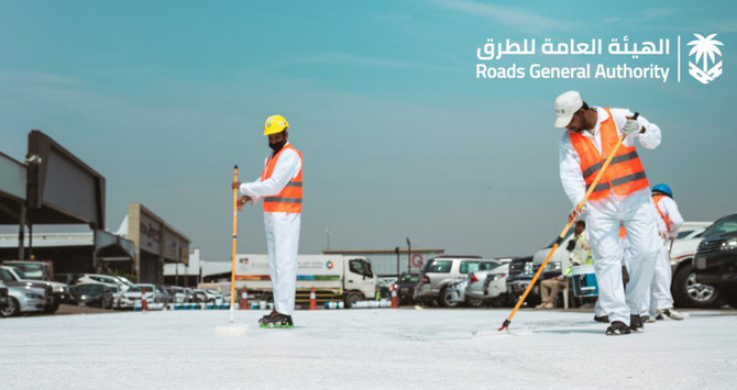 道路総局は都市村落住宅省と協力して、サウジ王国の道路を冷却するために新たな実験を開始した。（Twitter：@RGAsaudi）