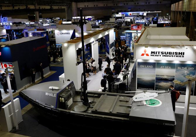 東京の東、千葉の幕張メッセで開催されたDSEI Japan防衛展示会でMBDAの視界外射程空対空ミサイル「ミーティア」の派生モデルを見学する来場者。2023年3月15日。（ロイター通信）