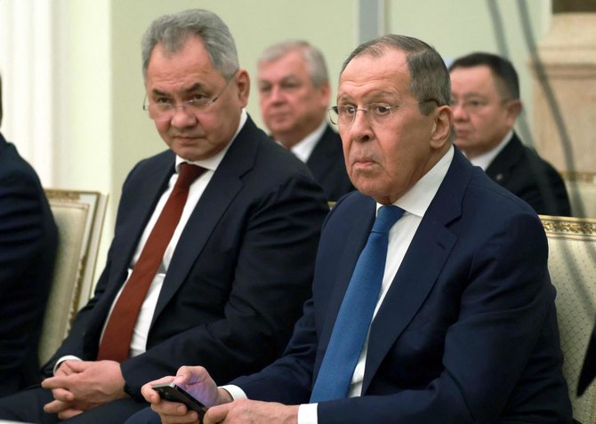 モスクワのクレムリンで行われたロシアのプーチン大統領とシリアのバッシャール・アル・アサド首相（ともに写真なし）の会談に出席したロシアのショイグ国防相（左）とラブロフ外務大臣（右）。（ファイル/AFP）