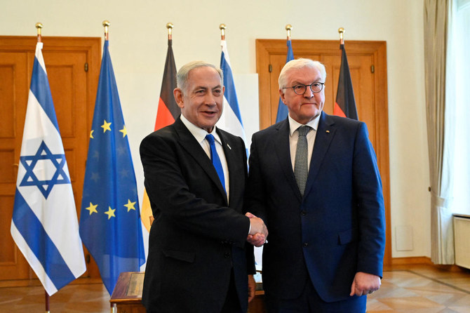 イスラエルのベンヤミン・ネタニヤフ首相を迎えるドイツのフランク=ヴァルター・シュタインマイヤー大統領。2023年3月16日、ベルリンのベルビュー宮殿。(ロイター)