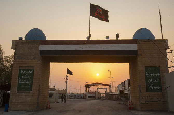 写真には、イラク南部の都市バスラ近郊、シャラムジャの越境点でイランとの国境のイラク側が写っている。(ファイル/AFP)