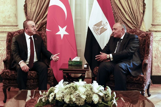 トルコのメヴリュット・チャヴシュオール外相と会談するエジプトのサーミフ・シュクリー外相（右）。カイロ。（AFP）