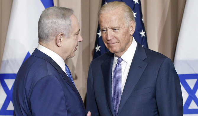 2016年1月21日、スイスのダボスで開催された世界経済フォーラムに合わせた会談の前に話すイスラエルのベンヤミン・ネタニヤフ首相（左）とジョー・バイデン副大統領（当時）。（AP）