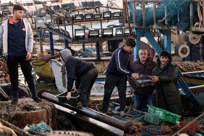 イスラエルは、武力紛争に関する国際法の敵船拿捕規定を民間人、特にガザの漁師に適用して悪用している、と非難されている。（AFP）  