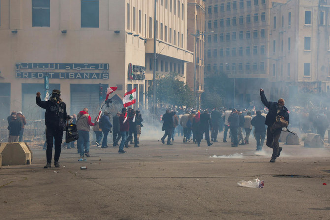 当局はデモ隊に対し催涙ガスを使用した。ベイルートのリヤード・アッ・スルフ広場。（ロイター）