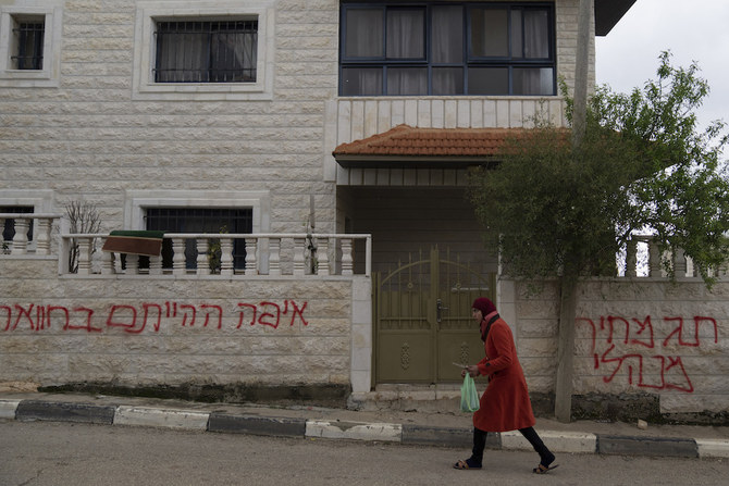 2023年3月21日火曜日、ラマッラー近郊のヨルダン川西岸のブルカ村で、イスラエル人入植者の容疑者たちによって夜中に落書き被害を受けた住宅。（AP）