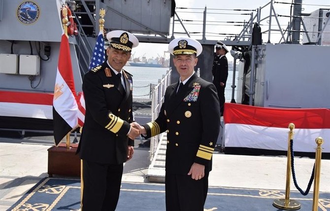 エジプト海軍のアシュラフ・アトワ司令官と米第5艦隊のブラッド・クーパー司令官が、アレクサンドリアでサイクロン級哨戒船の引き渡しを行っている。（エジプト軍報道官）