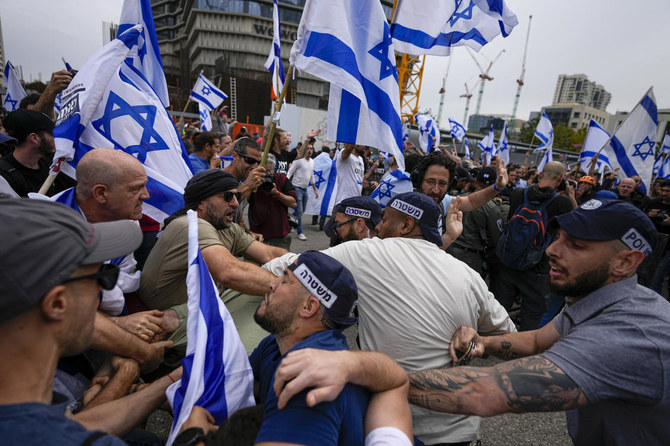 ベンヤミン・ネタニヤフ政権の司法制度改革案に対し、イスラエルでは休むことなく抗議活動が続いている。（AP）
