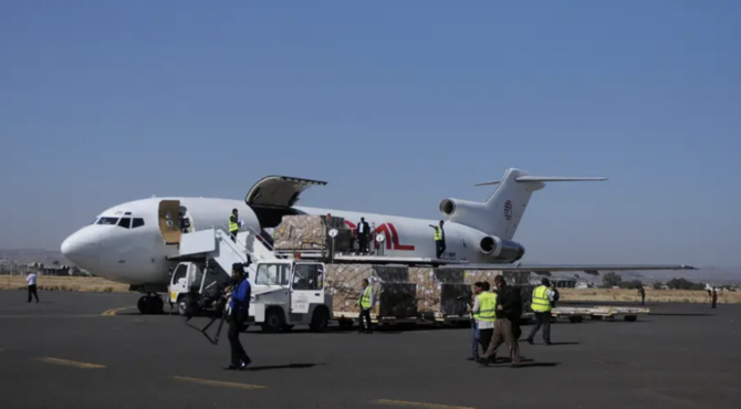 2017年、イエメンのサヌア空港で、飛行機から援助物資を降ろす作業員たち。（ロイター/ファイル写真）