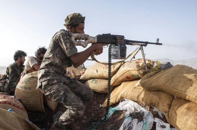 イエメンにおける正当性回復のための連合軍から支援を受けるイエメンの戦闘員が、フーシ派反政府勢力との衝突中に発砲する。（AP／資料写真）