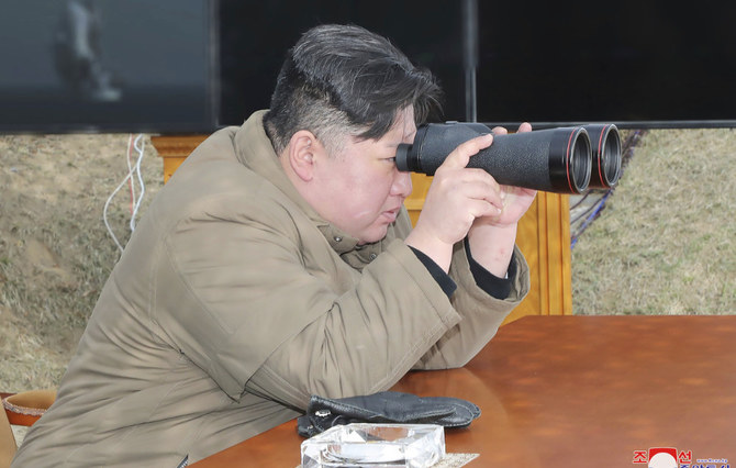北朝鮮政府提供による、2023年3月21日から23日の間に撮影された写真。北朝鮮の咸鏡南道にて、演習を監督する北朝鮮の指導者金正恩氏。（AP）