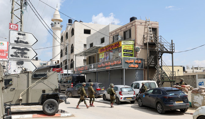 2023年3月26日、ヨルダン川西岸地区の町フワラをパトロールするイスラエル治安部隊。（AFP）