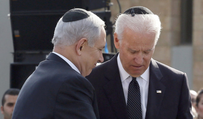 2014年1月13日、エルサレムにあるクネセト（イスラエルの国会）で行われたアリエル・シャロン元首相の国家追悼式典で、ベンヤミン・ネタニヤフ・イスラエル首相と握手するジョー・バイデン米副大統領・当時（右）。（AFP）