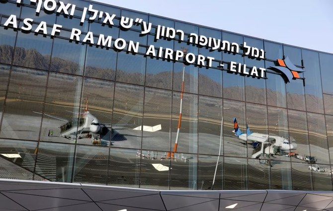 落成式後、エイラート近郊にあるラモン国際空港のファサードに映る飛行機（2019年1月21日撮影）（ロイター）