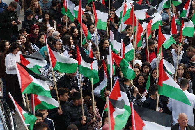2023年3 月30日、イスラエル北部地区のアラブ系の町サフニンで、毎年行われる「土地の日」の抗議デモでパレスチナの旗を振るデモ参加者たち。（AFP）