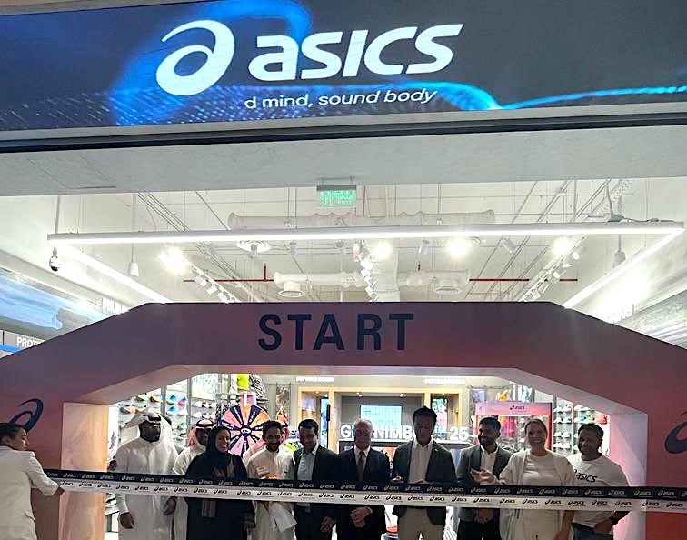 サウジアラビアのリヤド・パーク・モールにオープンした日本のスポーツシューズメーカー「アシックス」の1号店。（ツイッター/@FumioIwai）