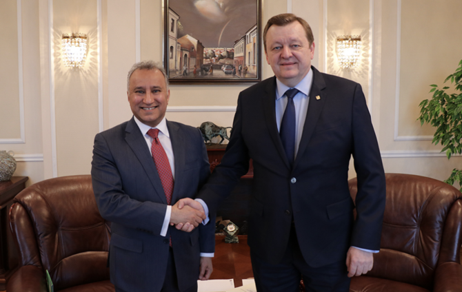 サウジアラビアのベラルーシ・ロシア大使を務めるアブドルラフマン・スレイマン・アル・アーマド氏（左）がセルゲイ・アレイニク外相と対談した。(ベラルーシ外務省)