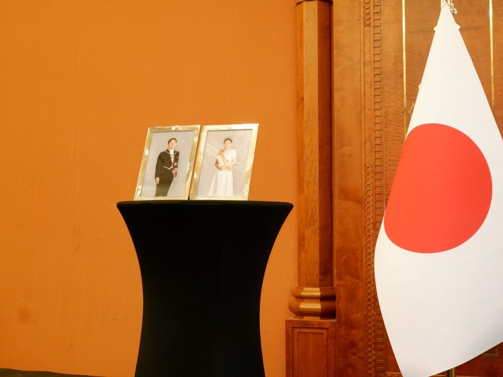 2月23日、在アブダビ日本国大使館は、天皇陛下の誕生日を祝って、インターコンチネンタル・アブダビにゲストを迎えた。