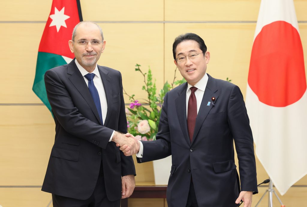 日本の岸田文雄首相とヨルダンのアイマン・アル・サファディ副首相。（MOFA）