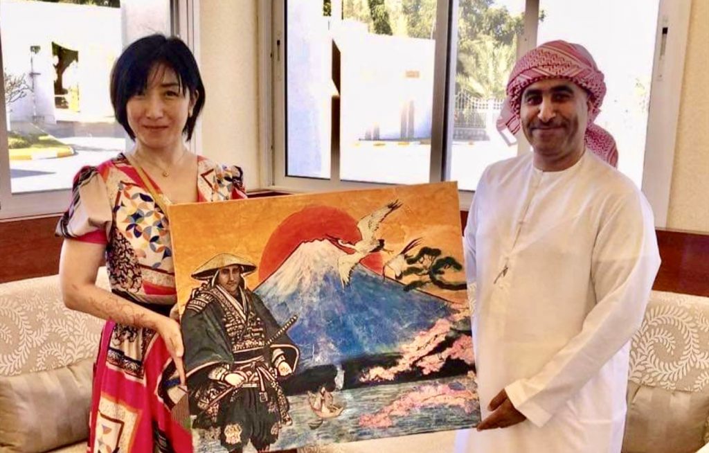 シェイク マジッド スルタン アル カシミ氏は、日本人アーティストにユニークなアートワークを依頼した。 （付属）