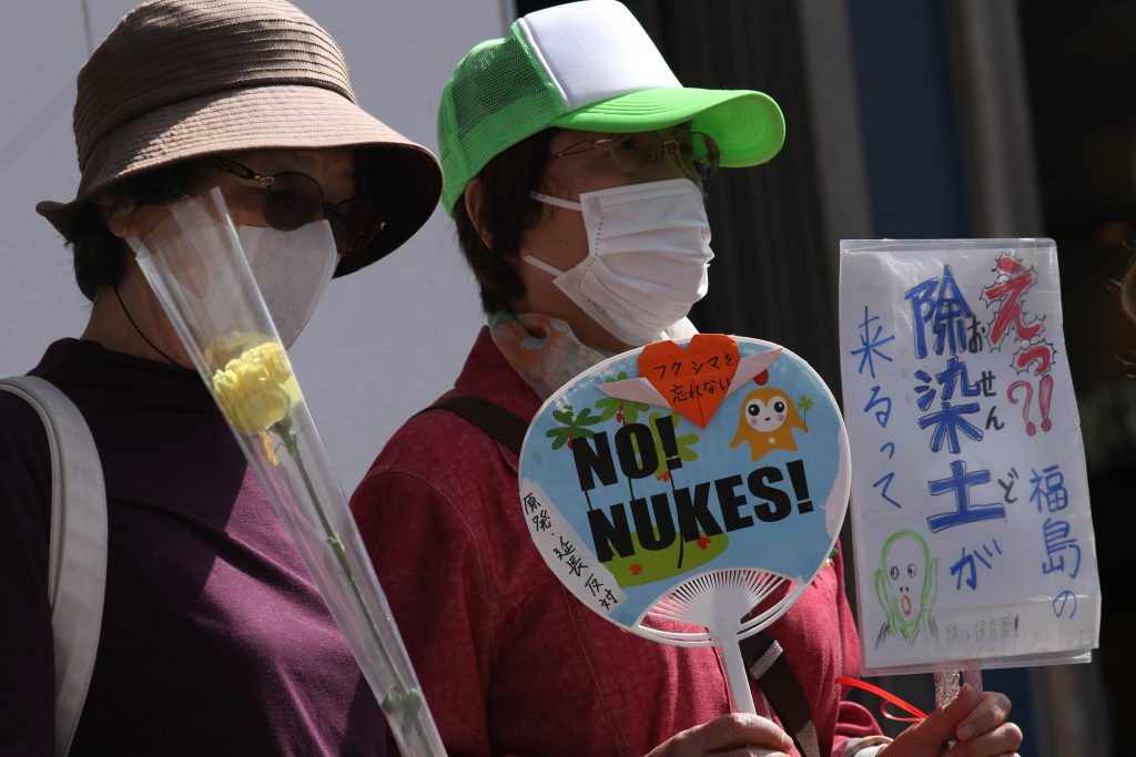 東京の北部にある新所沢の団体が、環境庁の管轄下にある国立環境研究所による汚染土の再利用に抗議している。(ANJP photo)