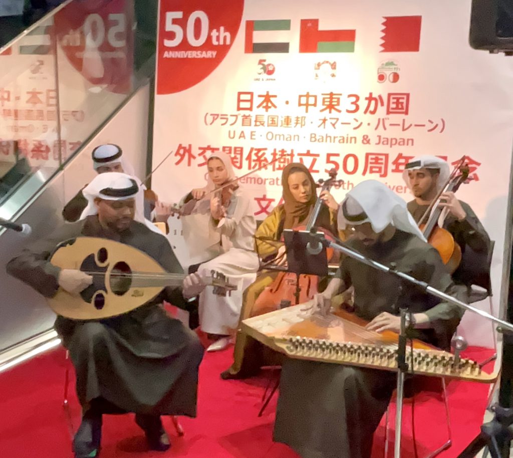 式典は、伝統的な衣装、手工芸品、デーツ、エミレーツ・ナショナル・ミュージック・バンドによるアラビア音楽のショーなどで彩られた。(ANJ)