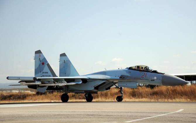 ロシア空軍のスホイSu-35戦闘機が、ラタキア市の南東にあるロシア軍のフメイミム基地に着陸している。（AFP）